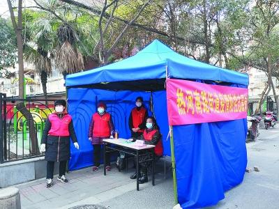 1.4万社工把“门”，南京密织社区防线.jpeg