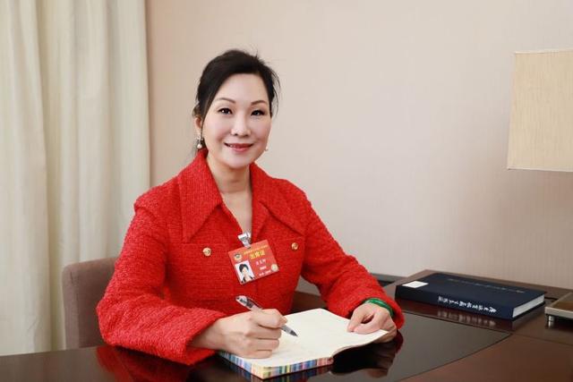 全国政协委员、香江集团总裁翟美卿 鼓励社会监督助推慈善公信力建设.jpeg