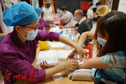 广州社会组织连续五年全城送体检，义诊志愿者为健康支招.jpeg
